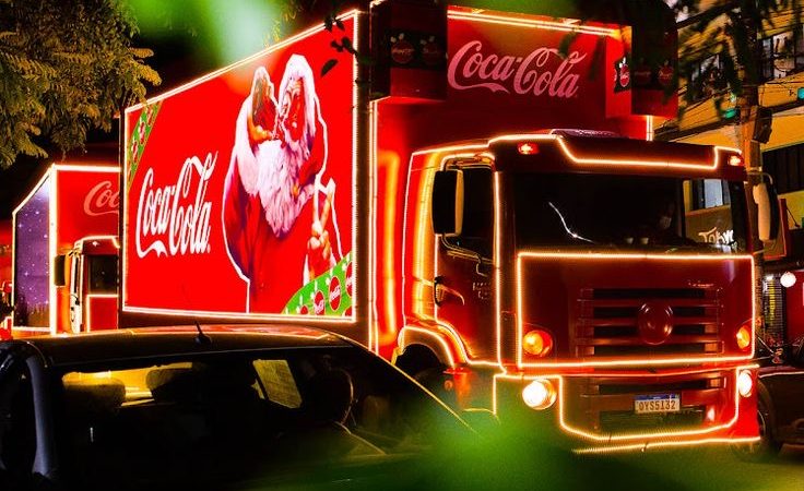 Caravana de Natal da Coca‑Cola traz magia e emoção às ruas de Tubarão e Criciúma