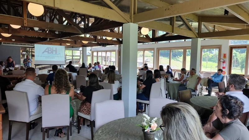 Café de Hotel em Tubarão reúne hoteleiros e fornecedores em tarde de networking e conhecimento