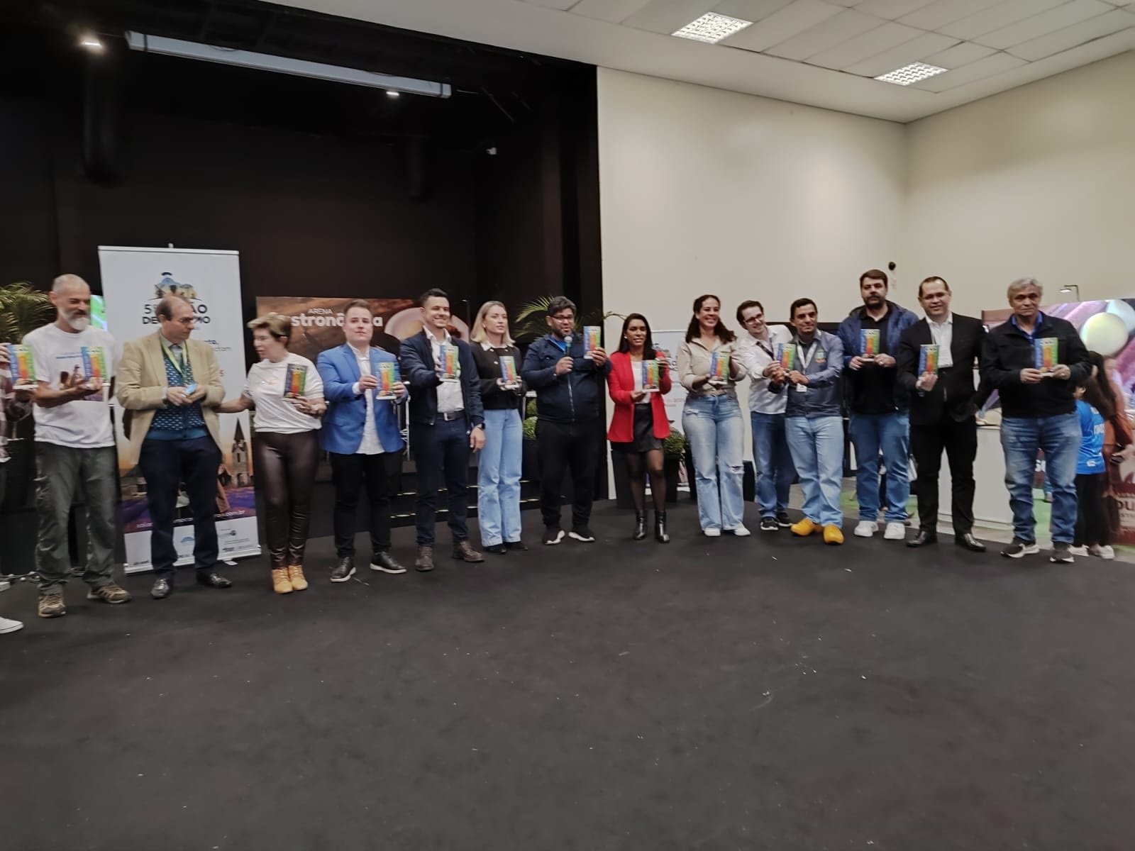 Guia Turístico Campos Gerais é lançado durante o 5º Salão de Turismo de Ponta Grossa com presença de jornalistas de 10 estados