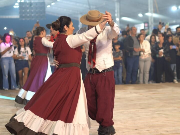 De bombacha à música nativista: tradição gaúcha toma conta de Balneário Camboriú