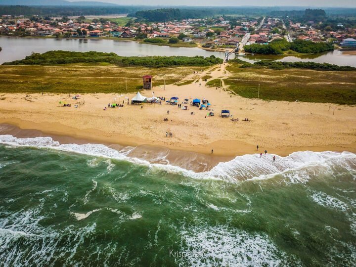 Paraíso pouco conhecido em SC revela encontro raro entre mar e lagoa