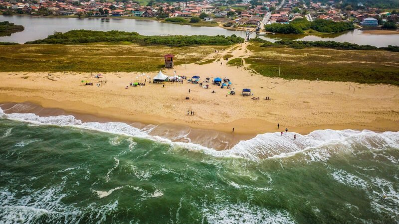 Paraíso pouco conhecido em SC revela encontro raro entre mar e lagoa