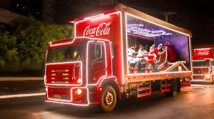 Coca-Cola confirma Caravana de Natal em 14 cidades de SC com cinco caminhões iluminados