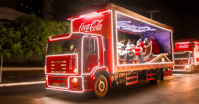 Coca-Cola confirma Caravana de Natal em 14 cidades de SC com cinco caminhões iluminados