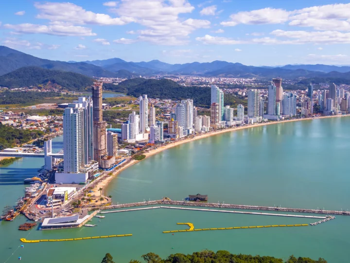 Muito além do porto: cidade catarinense que une negócios, praia e lazer