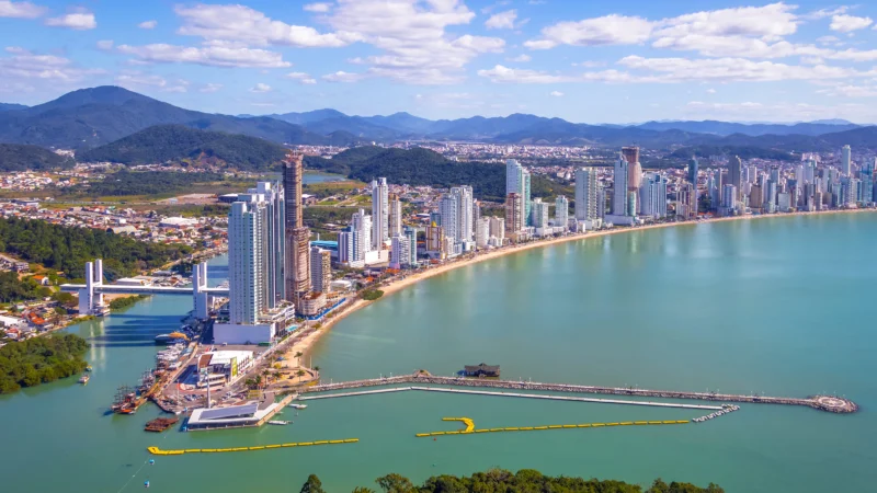 Muito além do porto: cidade catarinense que une negócios, praia e lazer