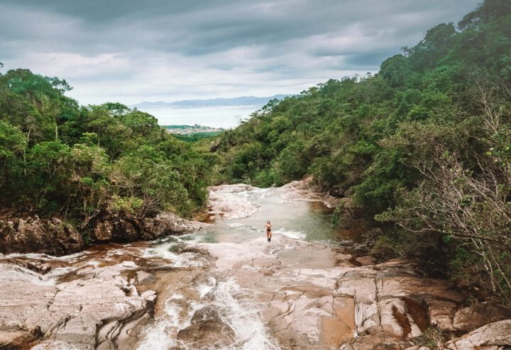 Cachoeira com visual cinematográfico forma “borda infinita” voltada para o mar em Santa Catarina