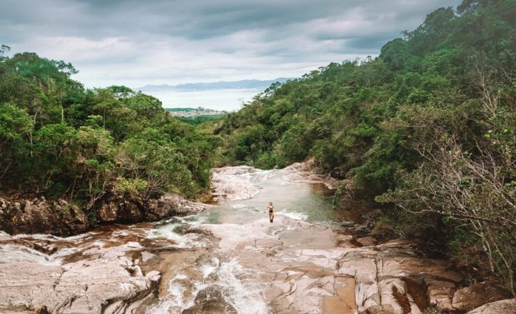 Cachoeira com visual cinematográfico forma “borda infinita” voltada para o mar em Santa Catarina