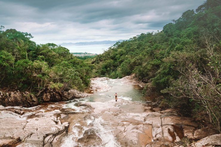 Cachoeira com visual cinematográfico forma “borda infinita” voltada para o mar em Santa Catarina