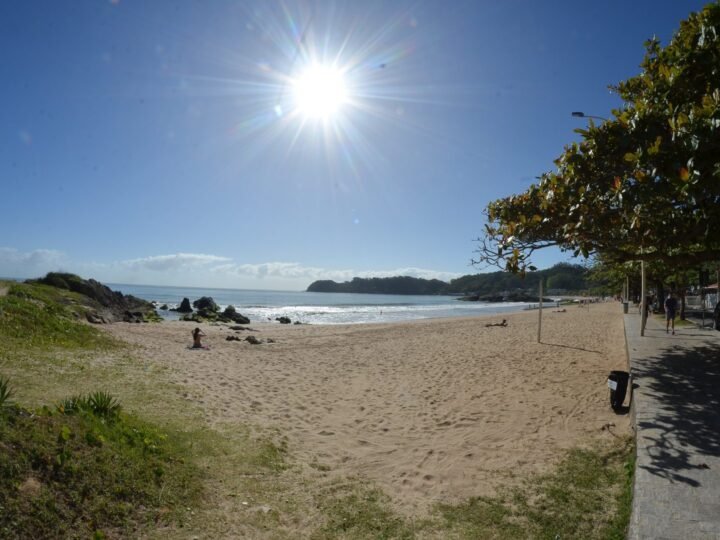 Longe dos arranha-céus: a praia “escondida” de SC que respira história e charme à beira-mar