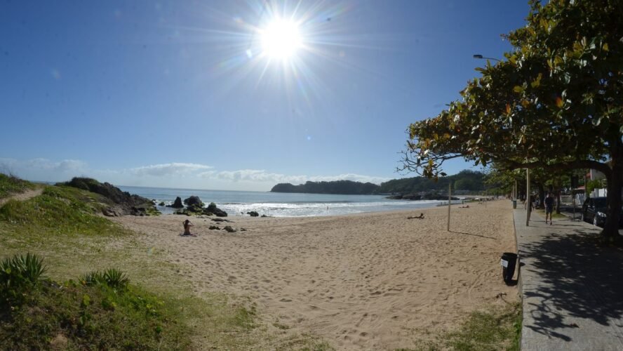 Longe dos arranha-céus: a praia “escondida” de SC que respira história e charme à beira-mar