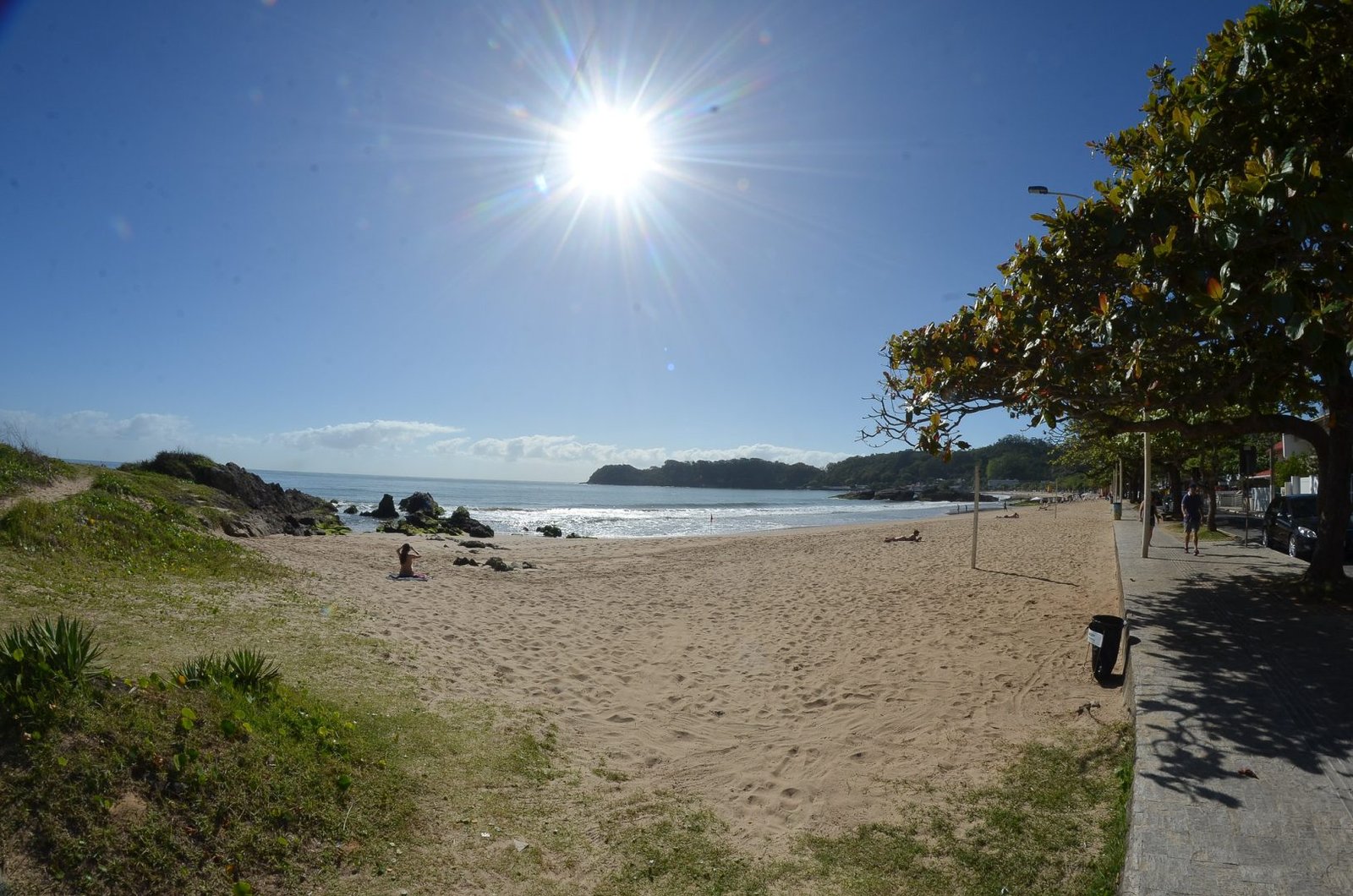 Longe dos arranha-céus: a praia “escondida” de SC que respira história e charme à beira-mar