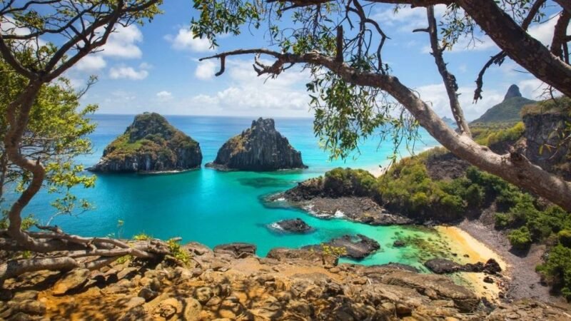 Trade turístico de Noronha recebe formação para reduzir impactos socioambientais na ilha