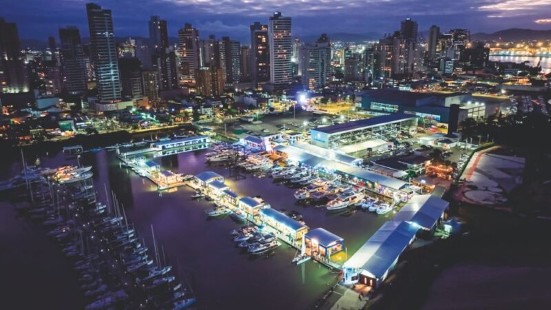 Guia da semana em SC: Itajaí recebeu nesta quinta mais um Boat Show com cerca de 60 barcos, passeios de vela, telão da Copa e lazer para famílias